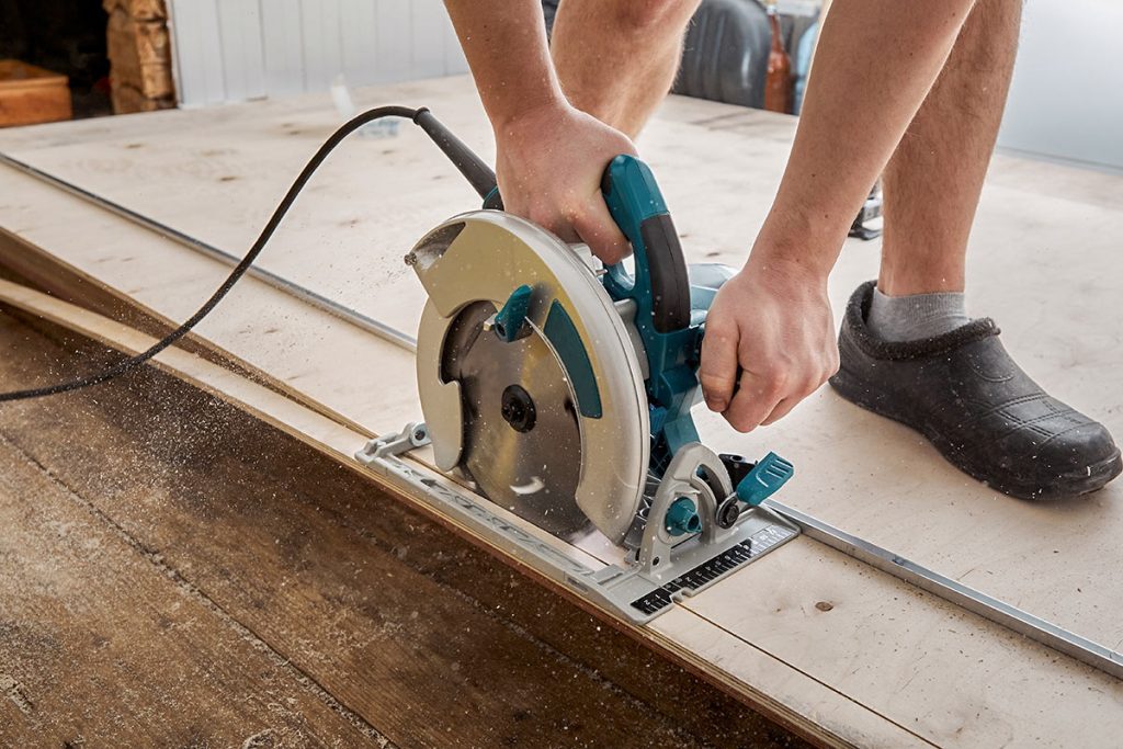Cutting plywood with a circular saw